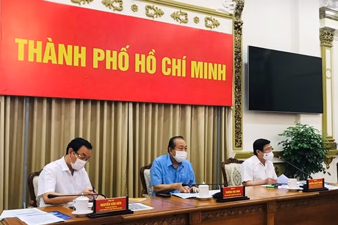 Phó Thủ tướng Thường trực Chính phủ Trương Hòa Bình cùng lãnh đạo TP Hồ Chí Minh tại cuộc họp khẩn ngày 30/5.