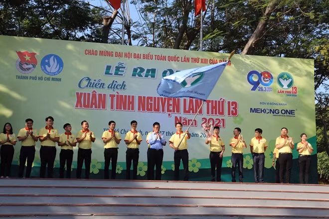 Trưởng Ban Dân vận Thành ủy TP Hồ Chí Minh Nguyễn Hữu Hiệp trao cờ xuất quân chiến dịch “Xuân tình nguyện” năm 2021