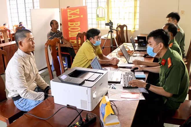 Tổ công tác lưu động của Công an tỉnh Bình Phước đến cấp CCCD cho người dân xã Bom Bo.