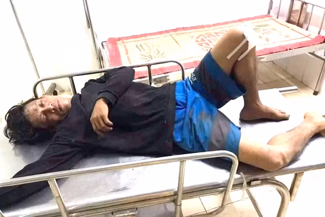 Anh Đẳng được 2 cán bộ CSGT đưa vào bệnh viện cấp cứu.