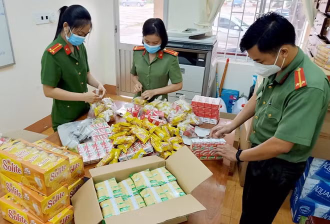 Cán bộ, chiến sĩ Công an chuẩn bị những phần thức ăn nhẹ gồm bánh ngọt, sữa và nước uống để tiếp thêm năng lượng cho bà con.