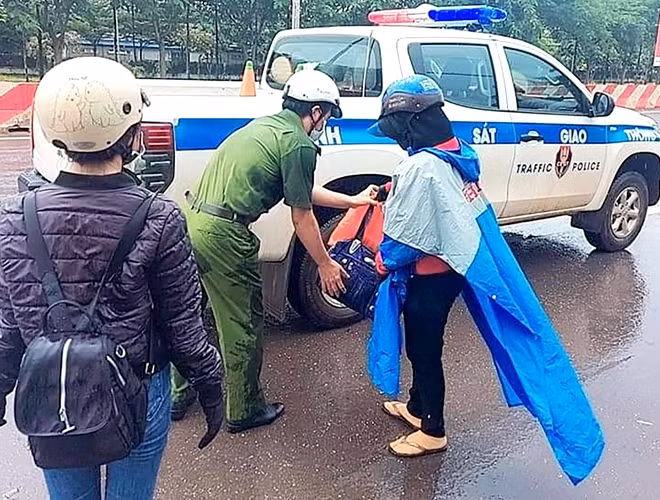 Cán bộ Công an cùng lực lượng chức năng hỗ trợ những trường hợp xe máy bị hư.