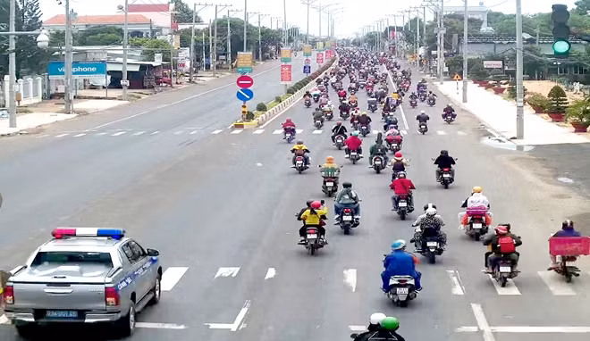 Bất kể ngày đêm, cán bộ chiến sĩ Công an và các đơn vị chức năng dẫn đường đưa bà con đi qua địa bàn tỉnh Bình Phước để về quê.