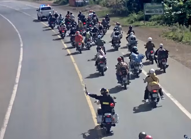 Bất kể ngày đêm, cán bộ chiến sĩ Công an và các đơn vị chức năng dẫn đường đưa bà con đi qua địa bàn tỉnh Bình Phước để về quê.