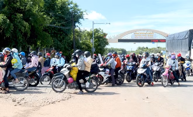 Ngay cổng chào giáp ranh với tỉnh Bình Dương là bãi dừng xe để hướng dẫn người dân làm thủ tục khai báo phòng, chống dịch.