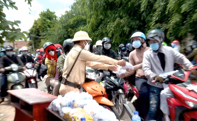 Người dân được cung cấp bánh, sữa và nước.