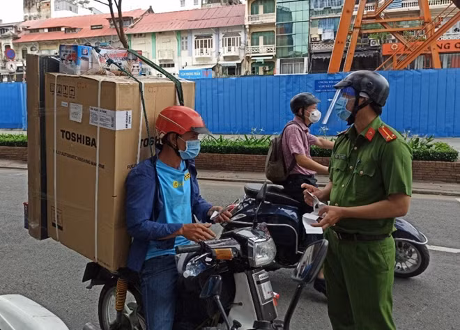 Các shipper được cấp đặc điểm nhận diện để cơ quan chức năng dễ quản lý.