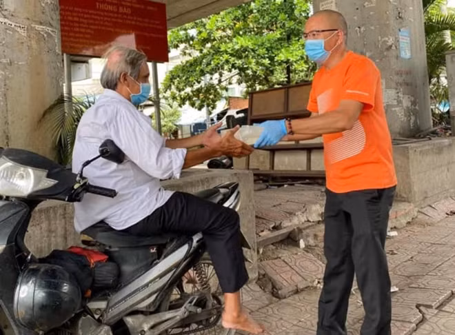 Dịch bệnh kéo dài làm ảnh hưởng nặng nề đến người lao động, nhất là lao động tự do tại TP Hồ Chí Minh. Ảnh: Nhà hảo tâm tặng quà cho người chạy xe ôm bị ảnh hưởng dịch.