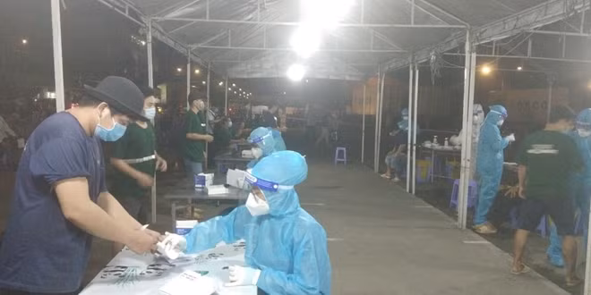 TP Hồ Chí Minh đang tích cực lấy mẫu xét nghiệm tầm soát phòng chồng dịch.