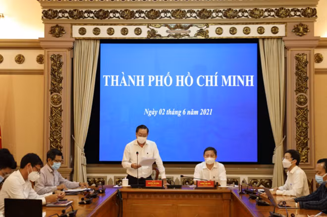 Lãnh đạo TP Hồ Chí Minh và các sở, ngành dự họp tại đầu cầu TP Hồ Chí Minh.