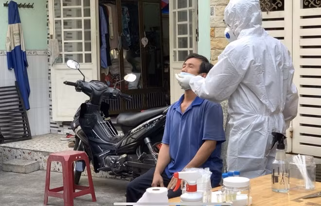 Nhân viên y tế lấy mẫu xét nghiệm để phòng chống COVID-19.