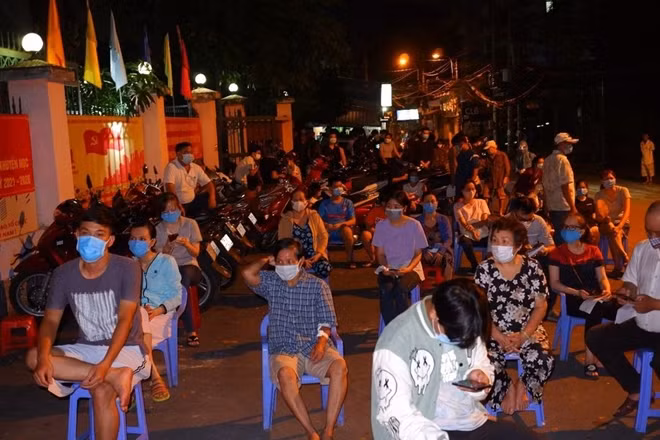 Liên quan đến chuỗi lây dịch, nhân viên lấy mẫu xét nghiệm của nhiều người dân xung quanh.