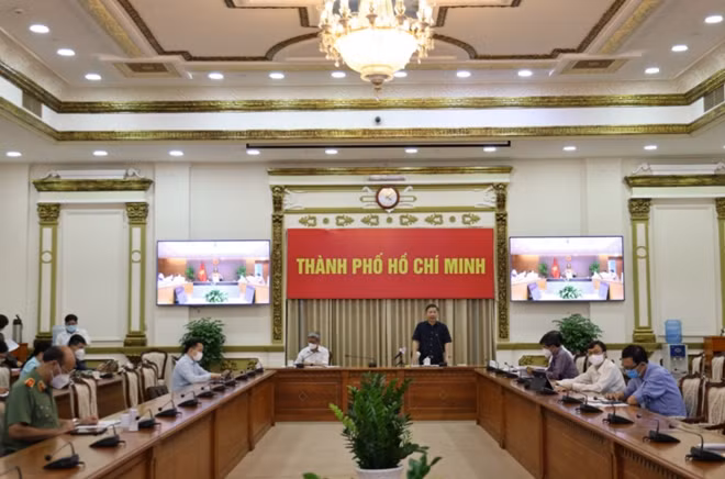 Tại đầu cầu TP Hồ Chí Minh.