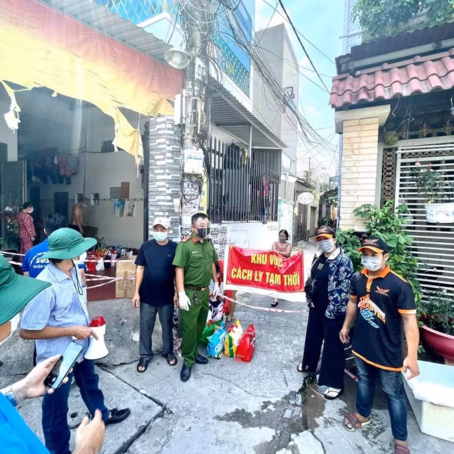 Công an cùng ngành chức năng làm việc tại khu vực cách ly có ca nhiễm COVID-19.