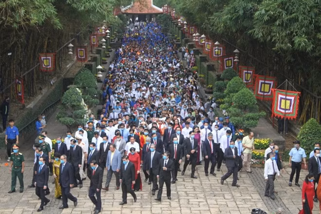 Hàng ngàn người đến dự Lễ giỗ tổ Hùng Vương.