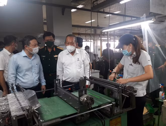 Phó Thủ tướng Thường trực Trương Hòa Bình kiểm tra công tác phòng chống dịch tại khu vực công nhân làm việc.