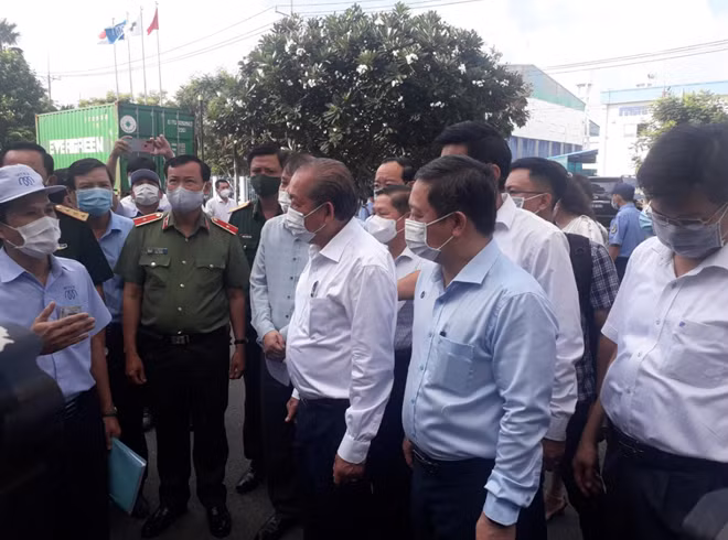 Phó Thủ tướng Thường trực Trương Hòa Bình cùng đoàn kiểm tra tại Khu chế xuất Tân Thuận.