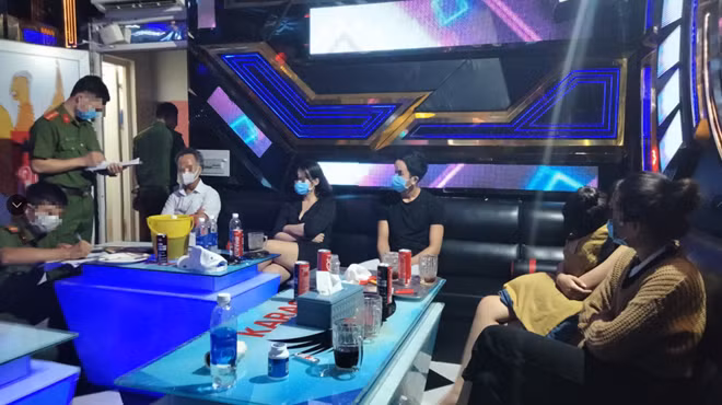 Công an huyện Chơn Thành lập biên bản đối với cơ sở karaoke 179 và nhóm thanh niên tụ tập “bay lắc” trong phòng.