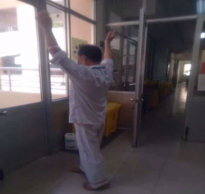 BN đã đứng và tập thể dục.
