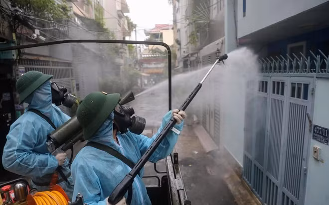 Ngành chức năng phun thuốc khử khuẩn khu vực liên quan ổ dịch COVID-19 ở Gò Vấp.