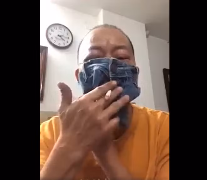 Nghệ sĩ Trần Đức Hải chế khẩu trang và hút thuốc gây phản cảm.