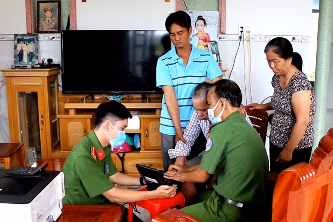 Tổ công tác Công an Bình Phước tới tận nhà thực hiện thủ tục cấp CCCD cho ông Mã Xuân Minh.