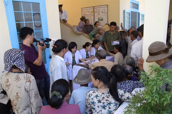 Các Y bác sỹ Bệnh viện 199 khám bệnh cho người dân địa phương.