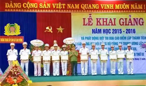 Thiếu tướng Nguyễn Văn Sơn, Phó Tổng cục trưởng Tổng cục Chính trị CAND, tặng bằng khen cho các tập thể và cá nhân đạt thành tích xuất sắc.