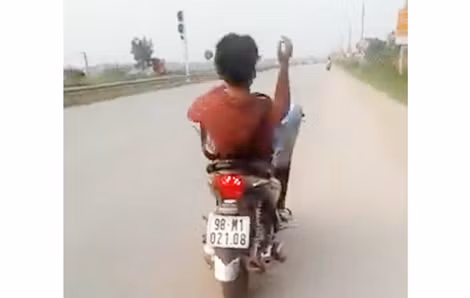 Đối tượng Thắng điều khiển xe bằng chân (ảnh cắt từ clip). Đối tượng Thắng điều khiển xe bằng chân (ảnh cắt từ clip).