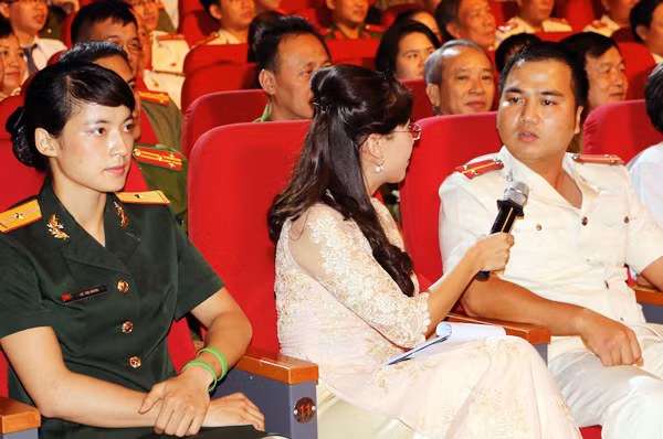 Các đại biểu tham gia giao lưu từ hàng ghế khán giả.