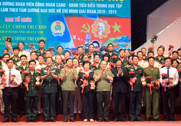 Thứ trưởng Thường trực Đặng Văn Hiếu, các đại biểu cùng 70 đoàn viên Công đoàn tiêu biểu tại lễ tuyên dương.