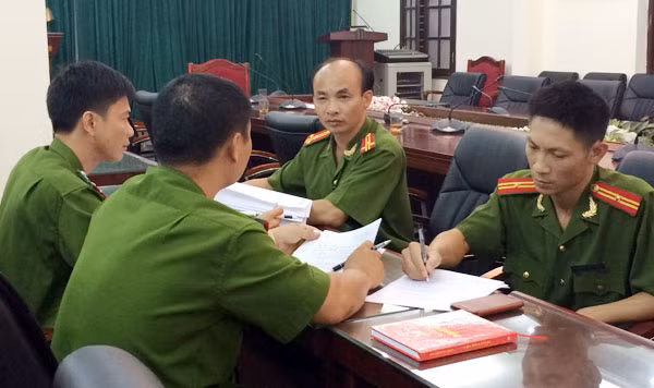 Cán bộ, chiến sỹ Cục CSHS họp bàn phương án giải cứu các nạn nhân.