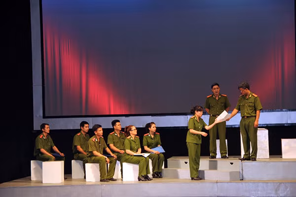Môt số cảnh trong vở “Quyết đấu giữa sương mù”.