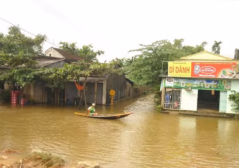Nhà một số hộ dân nằm bên sông Bồ bị ngập nặng.