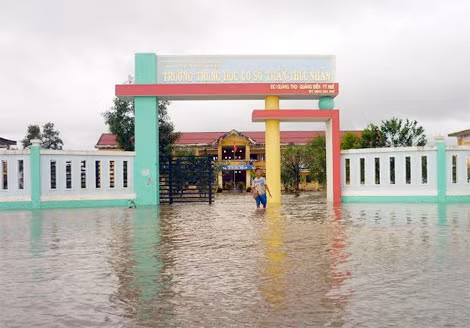 Nước lũ dâng vào trường THCS Trần Thúc Nhẫn (xã Quảng Thọ), nhà trường phải cho các em học sinh nghỉ học.