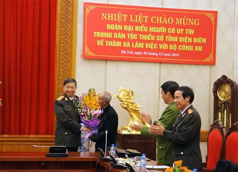 Thứ trưởng Tô Lâm tặng hoa chúc mừng người có uy tín tiêu biểu các dân tộc thiểu tỉnh Điện Biên. Ảnh Việt Hưng. Thứ trưởng Tô Lâm tặng hoa chúc mừng người có uy tín tiêu biểu các dân tộc thiểu tỉnh Điện Biên. Ảnh Việt Hưng.