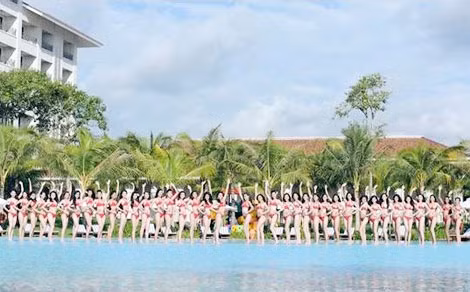 Các thí sinh khoe hình thể trong những bộ bikini đỏ đầy nóng bỏng. Các thí sinh khoe hình thể trong những bộ bikini đỏ đầy nóng bỏng.