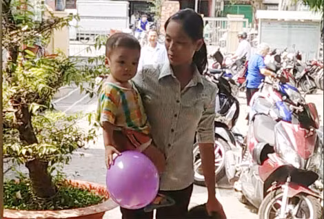 Cháu trai bị bỏ rơi trên taxi đang được người của UBND phường 1, quận 8 chăm sóc. Cháu trai bị bỏ rơi trên taxi đang được người của UBND phường 1, quận 8 chăm sóc.
