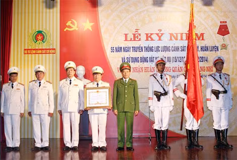Thứ trưởng Lê Quý Vương trao Bằng Huân chương Quân công hạng nhì tặng Cục Cảnh sát Quản lý, huấn huyện và sử dụng động vật nghiệp vụ.