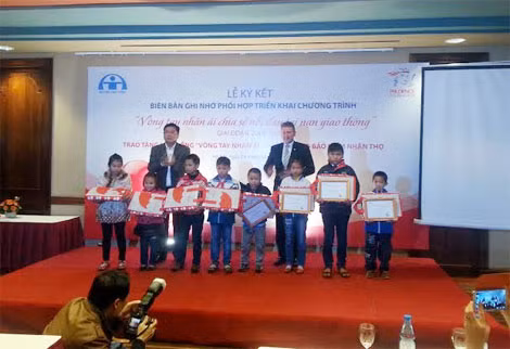 Bộ trưởng Đinh La Thăng và đại diện Quỹ Pudence trao tặng học bổng cho các em học sinh có bố hoặc mẹ mất vì TNGT.