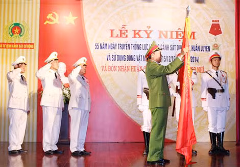 Thứ trưởng Lê Quý Vương gắn Huân chương Quân công hạng nhì lên Cờ truyền thống của Cục Cảnh sát Quản lý, huấn luyện và sử dụng động vật nghiệp vụ.