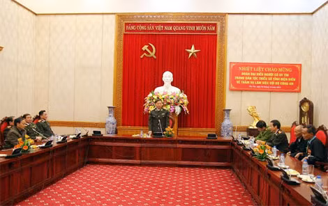 Thứ trưởng Tô Lâm cùng đại biểu người có uy tín trong dân tộc thiểu số tỉnh Điện Biên. Ảnh Việt Hưng. Thứ trưởng Tô Lâm cùng đại biểu người có uy tín trong dân tộc thiểu số tỉnh Điện Biên. Ảnh Việt Hưng.