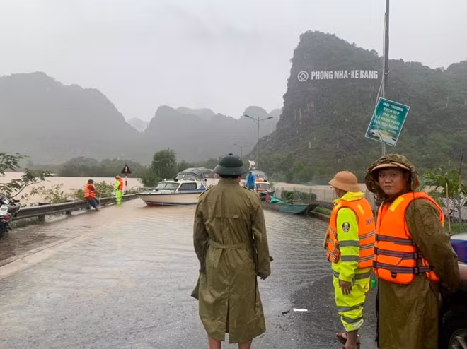 CSGT chốt trực tại một điểm ngập lụt ở Quảng Bình.