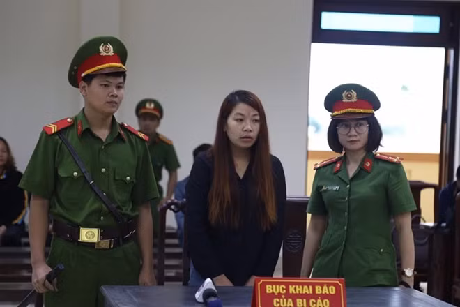 Nguyễn Thị Thu (đứng giữa)