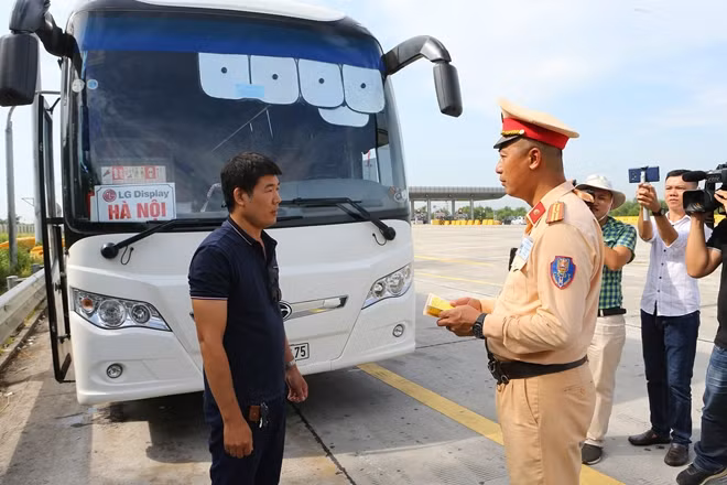 CSGT kiểm tra giấy tờ phương tiện