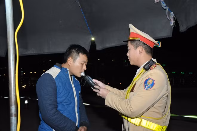 CSGT kiểm tra nồng độ cồn lái xe