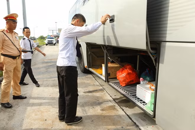 CSGT kiểm tra phương tiện chở khách