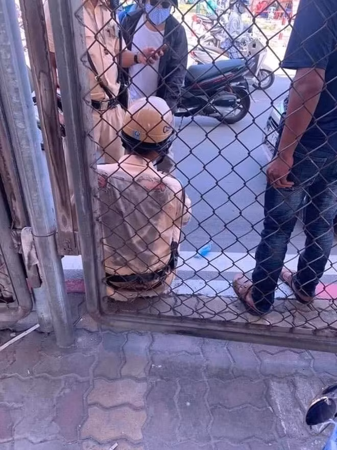 Anh Quang bị thương đã được đồng đội và người dân đưa đi cấp cứu