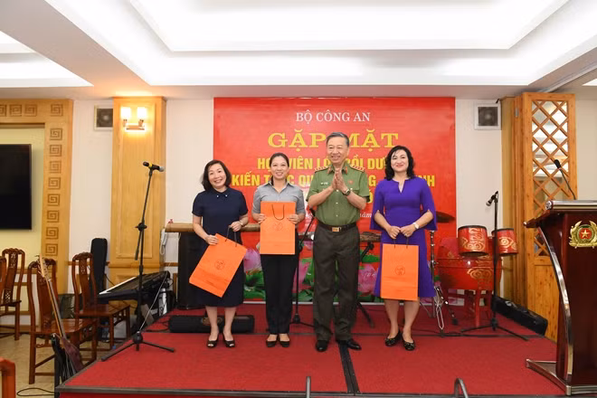 Bộ trưởng Tô Lâm tặng quà đại diện các học viên