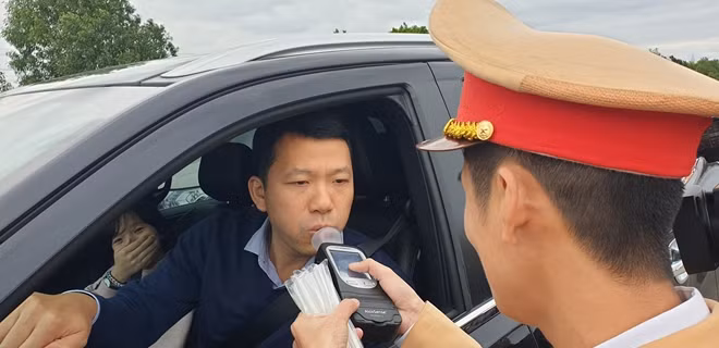 CSGT kiểm tra nồng độ cồn đối với lái xe